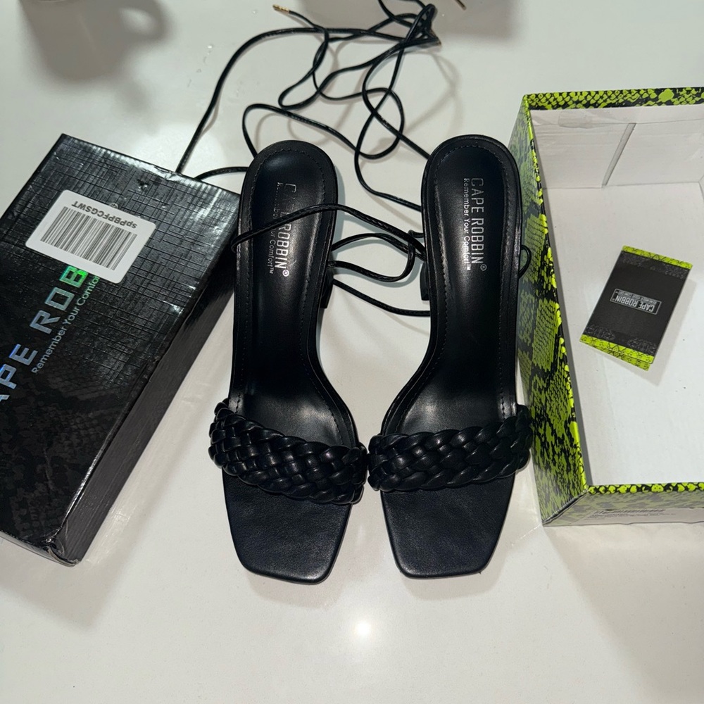 Cape Robbin Curve Heels in Black